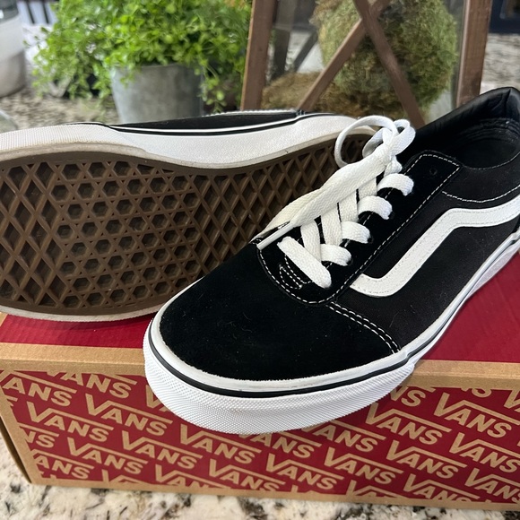 Vans/suede/canvas like new. Worn once.6 youth, woman’s 7. - Picture 2 of 2